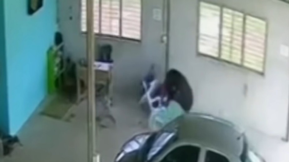 VIDEO: Šťastie v nešťastí. Odtrhnuté koleso zmietlo automechanika ako kužeľ