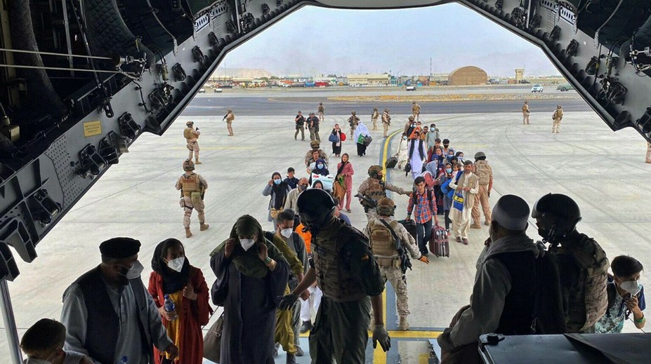 Afganka porodila dieťa na palube amerického evakuačného lietadla