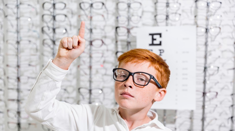 Krátkozrakosť je čoraz väčším problémom, najmä u detí. Odborník vysvetľuje, čo je za tým