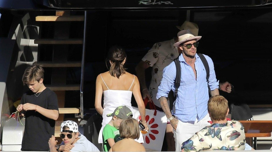 Beckhamovci na jachte v outfitoch za tísice eur! Z tých súm sa vám zatočí hlava