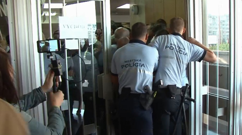 Búrlivý protest proti platenému parkovaniu v Košiciach. Zasiahla aj polícia