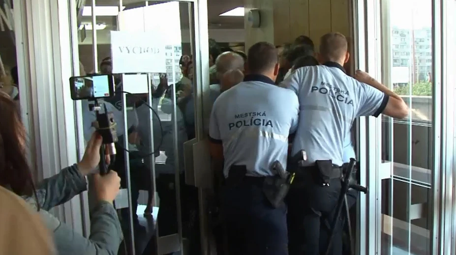 Búrlivý protest proti platenému parkovaniu v Košiciach. Zasiahla aj polícia