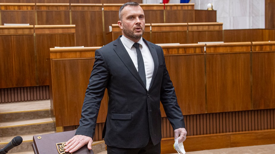 Ďalšie pochybné štúdium. Školiteľ poslanca Suju kandidoval za Republiku v komunálnych voľbách