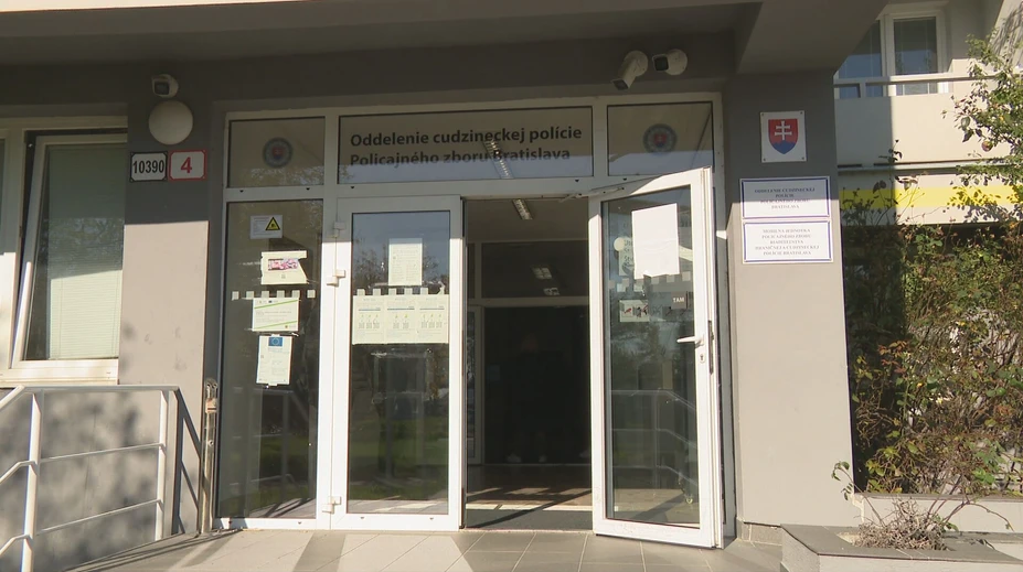 Na cudzineckej polícii je problém, s termínmi kupčia kšeftári. Cudzinci si mesiace nevedia vybaviť povolenia