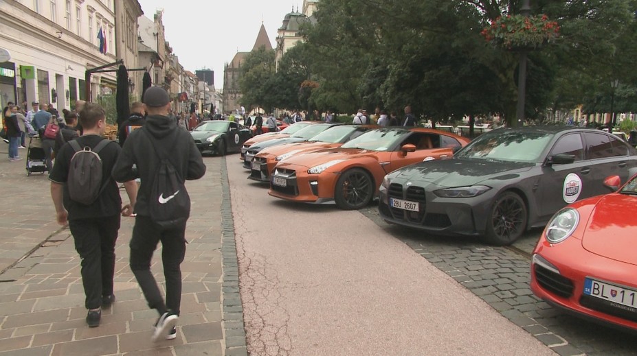 Tri dni, sedem miest a 37 luxusných športových áut. V Košiciach odštartovalo charitatívne rally