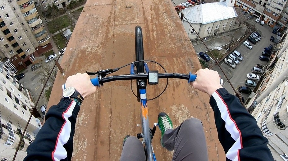 Šialený cyklista sa predvádza vo výške 40 metrov nad zemou