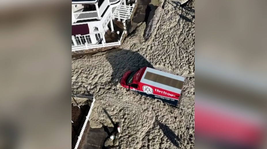 VIDEO: Pobrežie v USA zavalili nevábne nánosy morskej peny. Museli použiť snežné pluhy