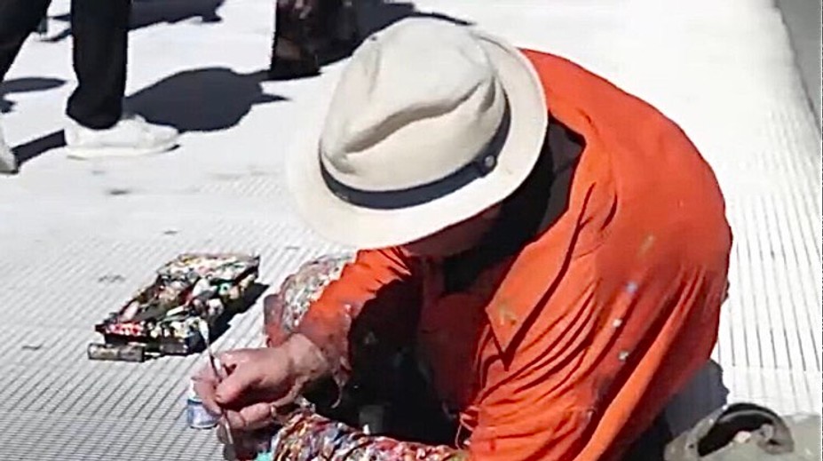 Pre niekoho odpad, pre neho príležitosť tvoriť. Umelec v Londýne vytvára diela zo žuvačiek na chodníku