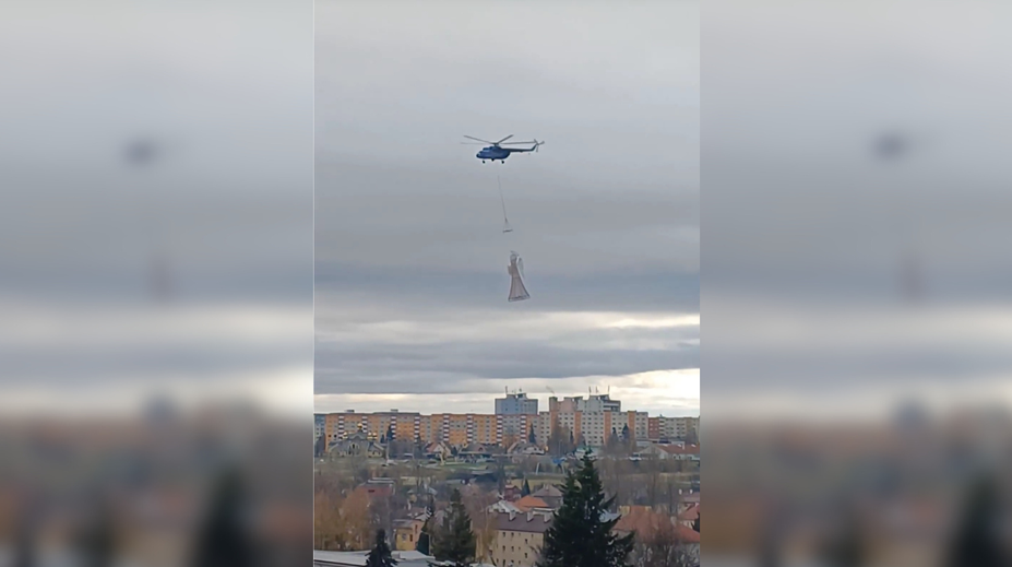 Nad Popradom sa „zjavil“ obrovský anjel. Vianočnú výzdobu prenášala helikoptéra