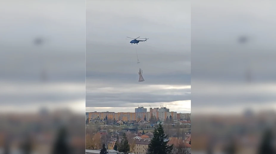 Nad Popradom sa „zjavil“ obrovský anjel. Vianočnú výzdobu prenášala helikoptéra