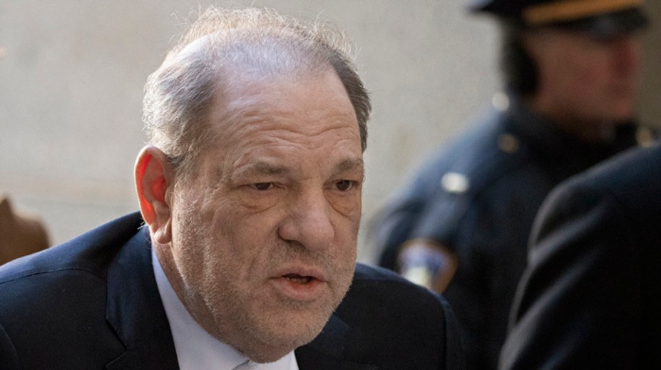 Bývalého amerického producenta Weinsteina previezli do Los Angeles, kde čelí ďalším obvineniam