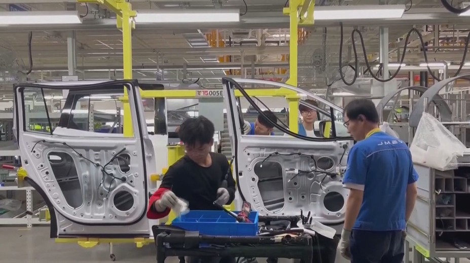 EÚ uvalí masívne clá na dovoz čínskych elektromobilov. Argumentuje znevýhodnením našich automobiliek