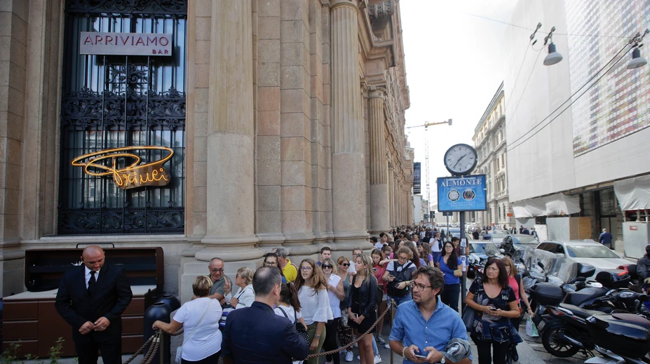Najväčšia sieť kaviarní na svete už aj v Taliansku. Ľudia stáli v rade hodiny