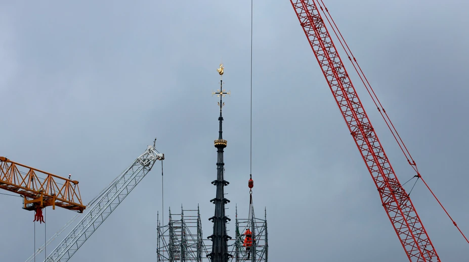 Z katedrály Notre-Dame v Paríži začali odstraňovať 600-tonové lešenie. Oficiálnu príčinu požiaru stále neurčili
