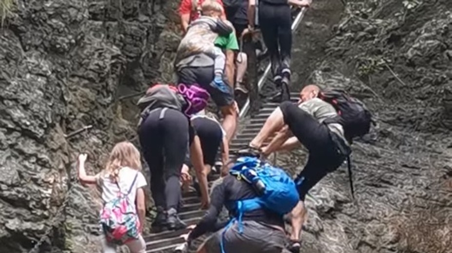 Drzí českí turisti nebezpečne predbiehali rodičov s deťmi na rebríkoch v Suchej Belej