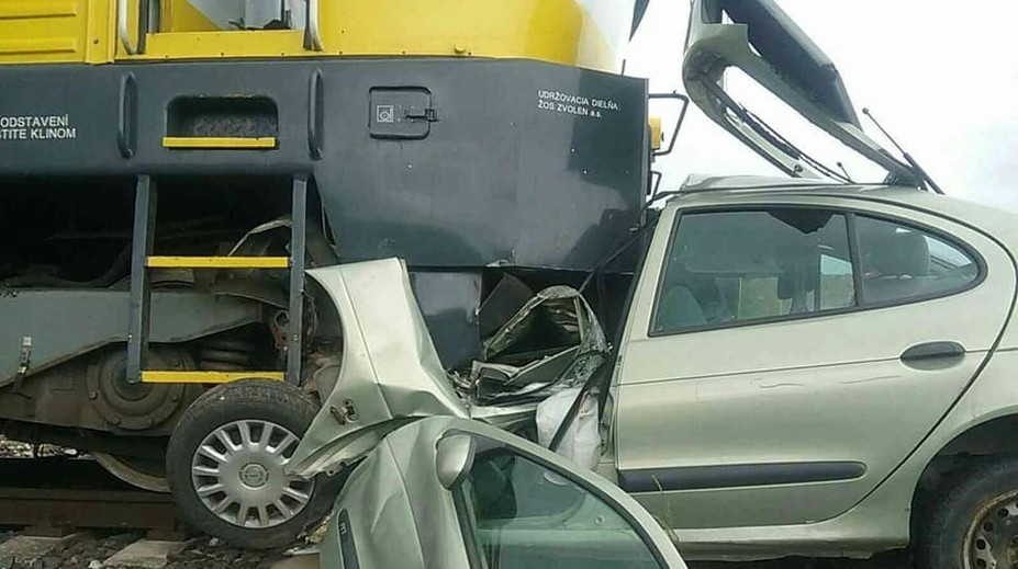 Po zrážke s vlakom pri Čoltove zostala z auta iba polovica