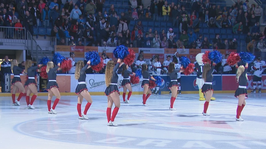 Na hokeji nesmú chýbať. Pozreli sme sa, ako nacvičujú bratislavské cheerleaderky