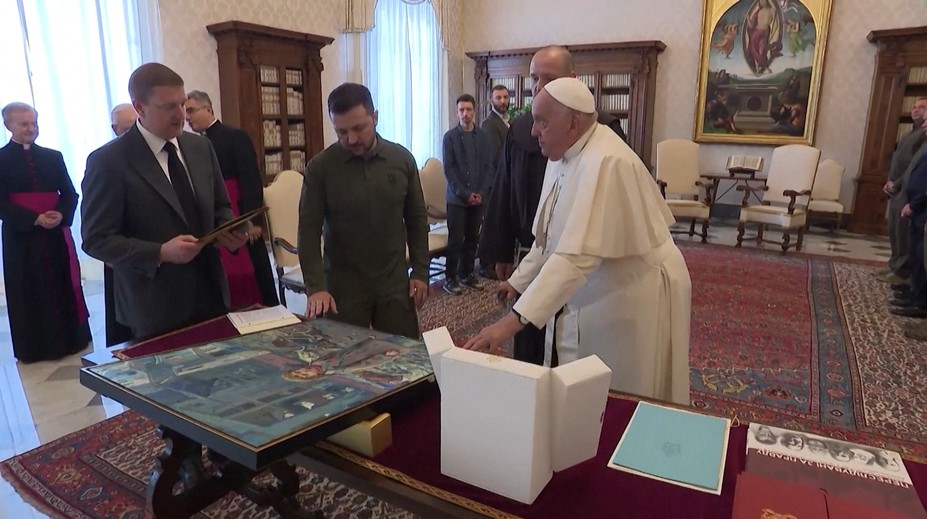 Zelenskyj sa stretol s pápežom Františkom. Daroval mu obraz s námetom masakra v Buči