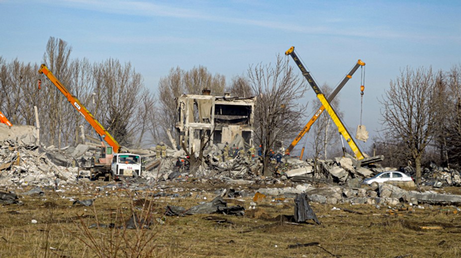 Moskva nečakane potvrdila vyšší počet obetí pri ukrajinskom útoku. Vinu hádžu na vojakov, ktorí používali mobily