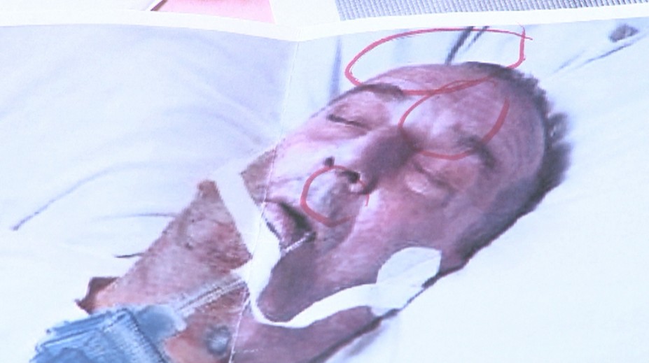 Žena z Topoľčian tvrdí, že na cigaretách je fotka jej otca