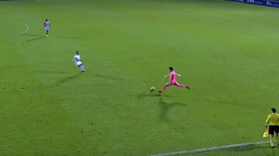 VIDEO: Zásah roka? V druhej španielskej lige brankár strelil gól z polovice ihriska