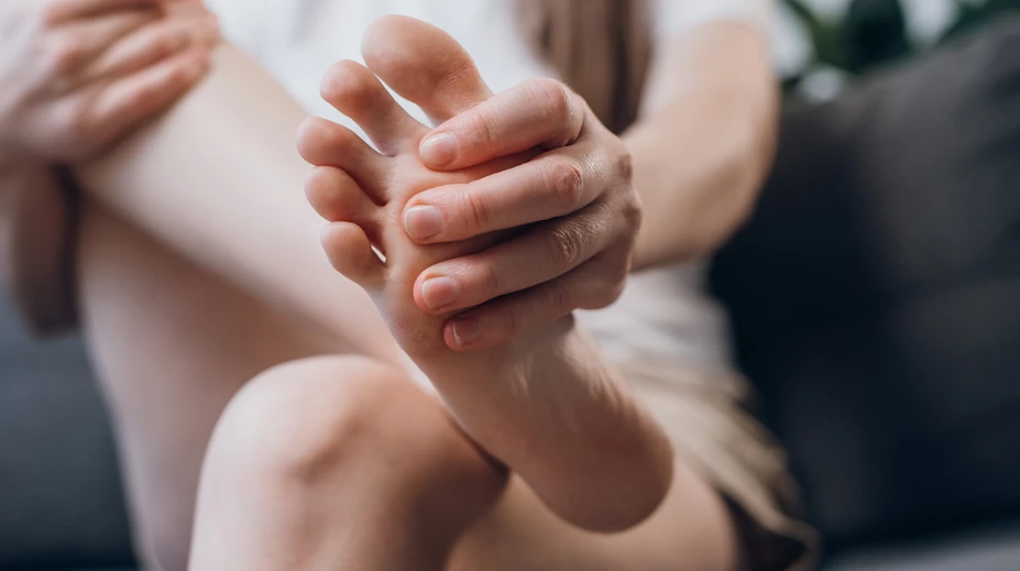 Studené, svrbiace či bolestivé prsty na nohách môžu signalizovať vážne ochorenia. Pozrite sa, aké