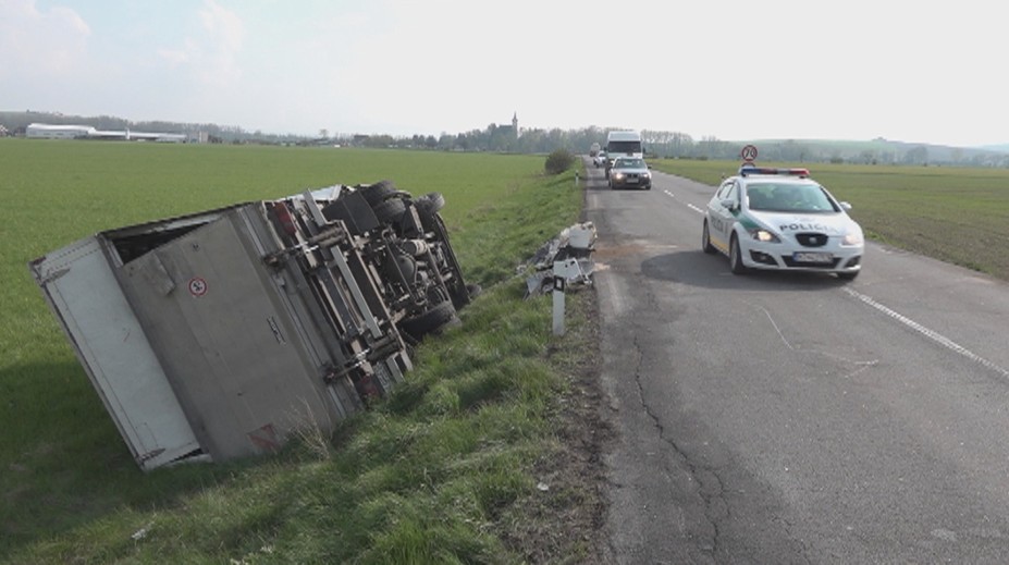 Vážna dopravná nehoda: Zroloval tri osobné autá a čelne sa zrazil s kamiónom