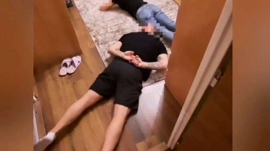 Ranný budíček od kukláčov. V Trnave zadržali rodinku dílerov a vydieračov