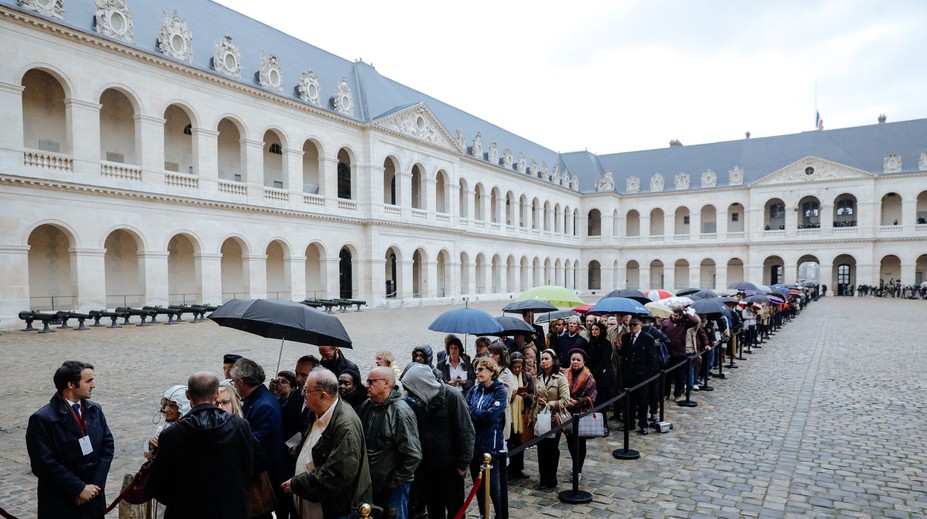 Francúzi sa verejne v Paríži lúčili s Jacquom Chiracom