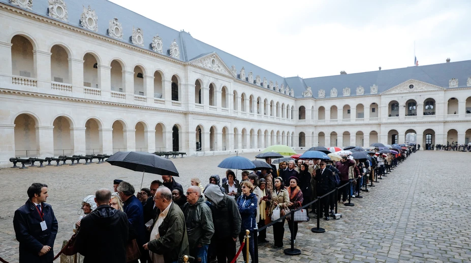 Francúzi sa verejne v Paríži lúčili s Jacquom Chiracom