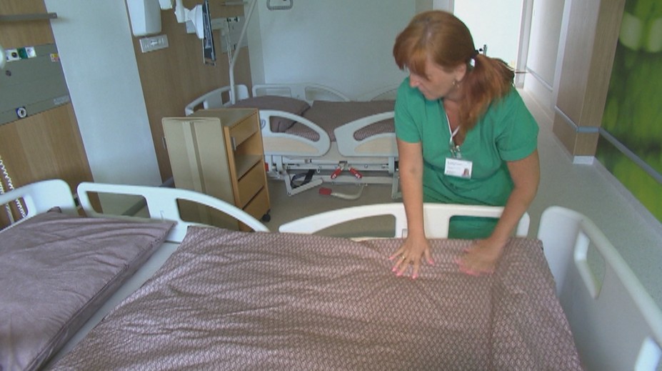 Pacientku po operácii nechali ležať na chodbe, teraz sa levická nemocnica chváli luxusom