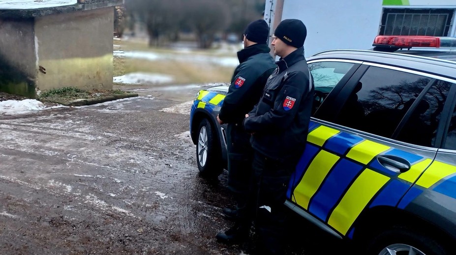 Mladík (20) sa šmykol, rozbil si hlavu a omdlel. Zachránil ho muž, ktorý si ho náhodou všimol cestou vo vlaku