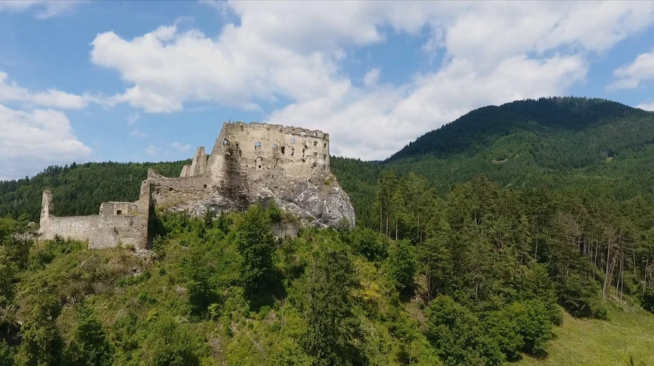 Z mnohých hradov na Slovensku sú iba ruiny. Zachrániť sa ich rozhodli dobrovoľníci