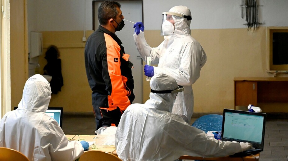 Počet novoinfikovaných a obetí zatiaľ výrazne nestúpa, počet hospitalizovaných stále klesá