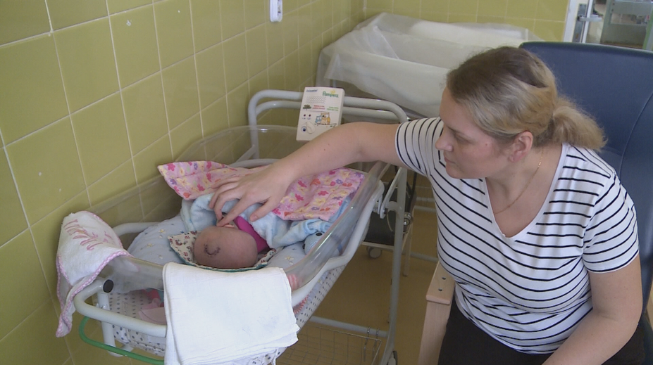 Mesačná Katka má za sebou náročnú operáciu. Rodičia bojujú, aby ju nepreviezli do inej nemocnice