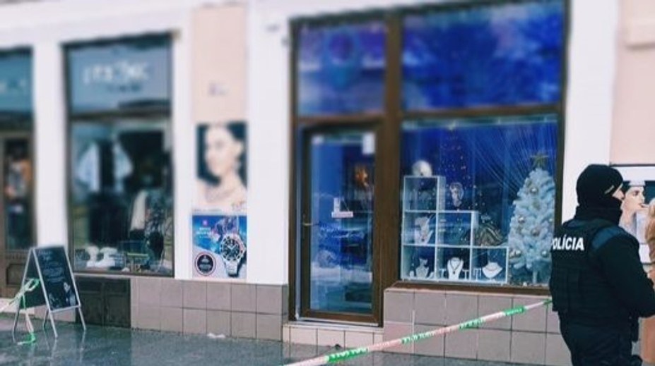 Lúpež za bieleho dňa. Zlodej zo zlatníctva zobral zlato v hodnote desiatok tisíc eur