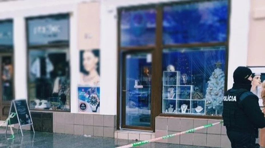 Lúpež za bieleho dňa. Zlodej zo zlatníctva zobral zlato v hodnote desiatok tisíc eur