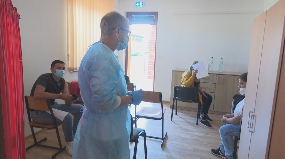 Zdravotníci sa opäť vybrali do obcí, kde o vakcínu nie je záujem. Niektoré otázky im dali zabrať