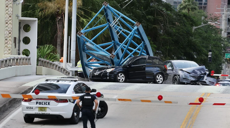 VIDEO: Tragédia na Floride. Kus žeriavu aj s robotníkom sa zrútil na prechádzajúce autá