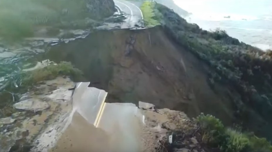 VIDEO: Časť ikonickej diaľnice v Kalifornii sa zrútila do oceánu. Zostala po nej obrovská priepasť