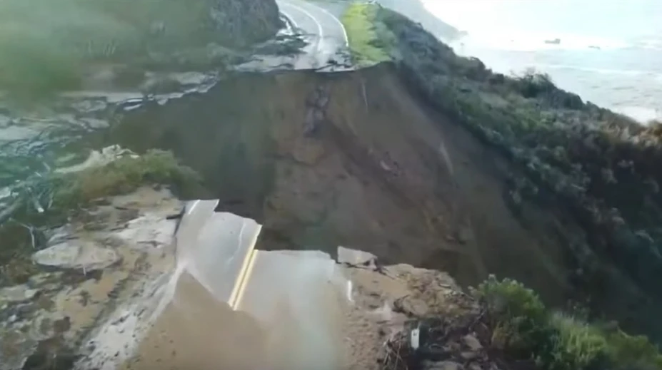 VIDEO: Časť ikonickej diaľnice v Kalifornii sa zrútila do oceánu. Zostala po nej obrovská priepasť