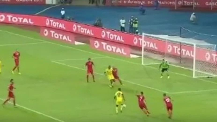 VIDEO: Gól turnaja? Útočník si na APN takto prehodil loptu cez dvoch hráčov