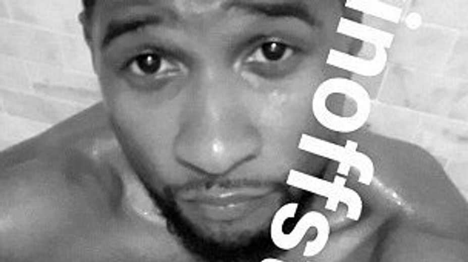 Spevák ukázal viac, ako mal. Nahá fotka vo vani