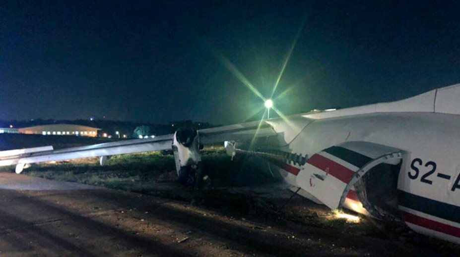 Ďalšia desivá nehoda. V Barme sa lietadlo pri pristávaní rozbilo na kusy, 17 ľudí skončilo v nemocnici