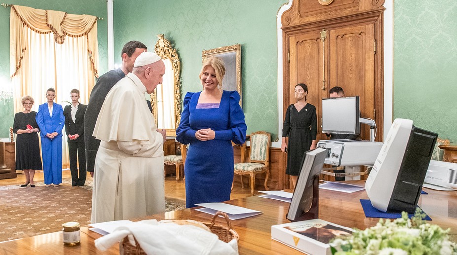 FOTO: Pápež dostal od Z. Čaputovej med z prezidentskej záhrady i nabíjačku na elektromobil