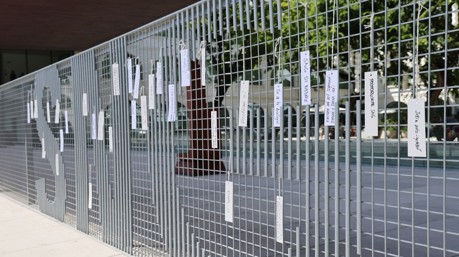SNG vyzýva ľudí, aby zanechali odkaz na plote nádvoria: Čo pre vás galéria znamená?