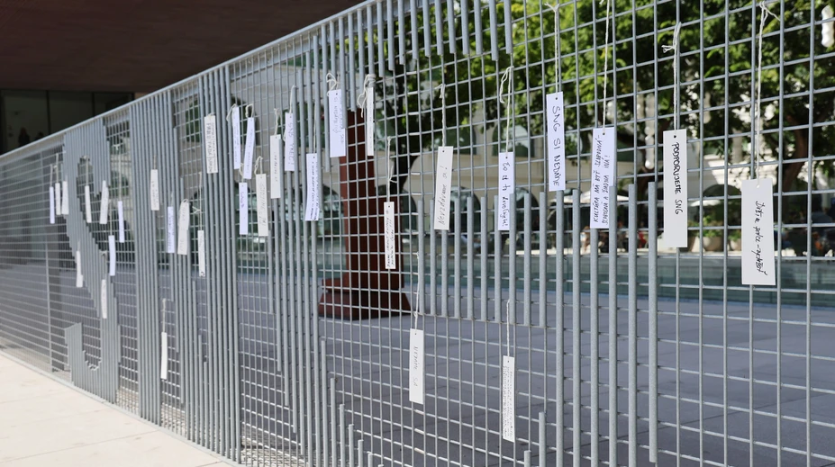 SNG vyzýva ľudí, aby zanechali odkaz na plote nádvoria: Čo pre vás galéria znamená?