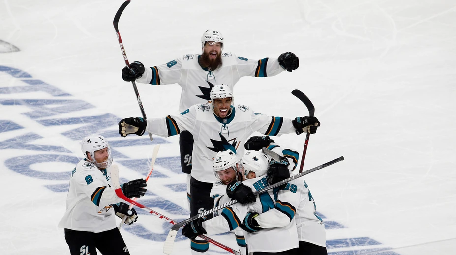 Drámu vo Vegas rozhodol Hertl spôsobom, ktorým sa zapíše do histórie NHL