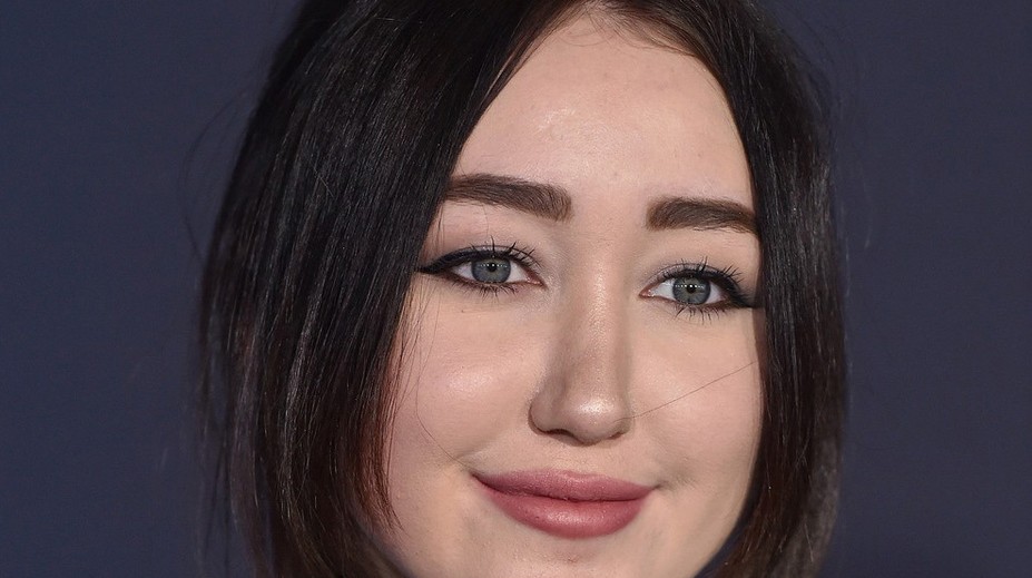 Sestra Miley Cyrus v odvážnych šatách. Má 17, ale nie telo dievčatka