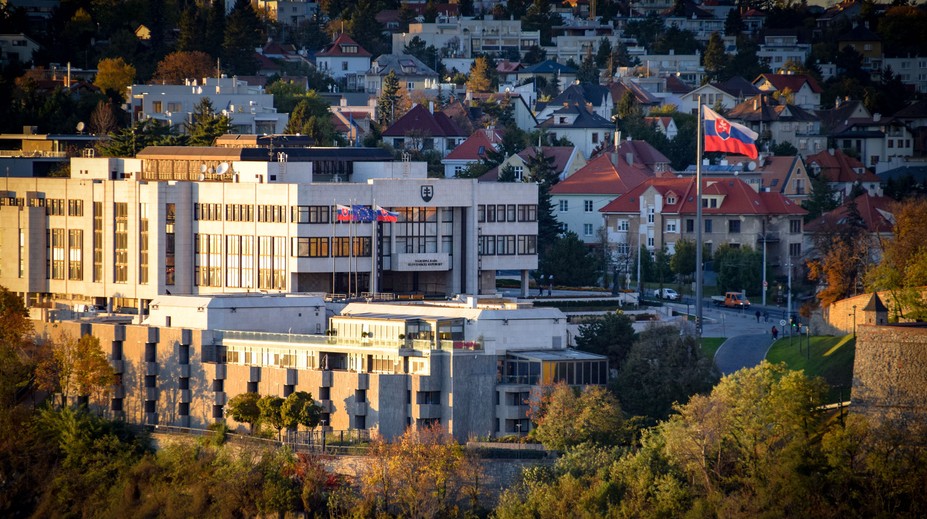 Poslanci si už prevzali preukazy a hlasovacie karty, prísnym opatreniam sa nevyhli ani oni